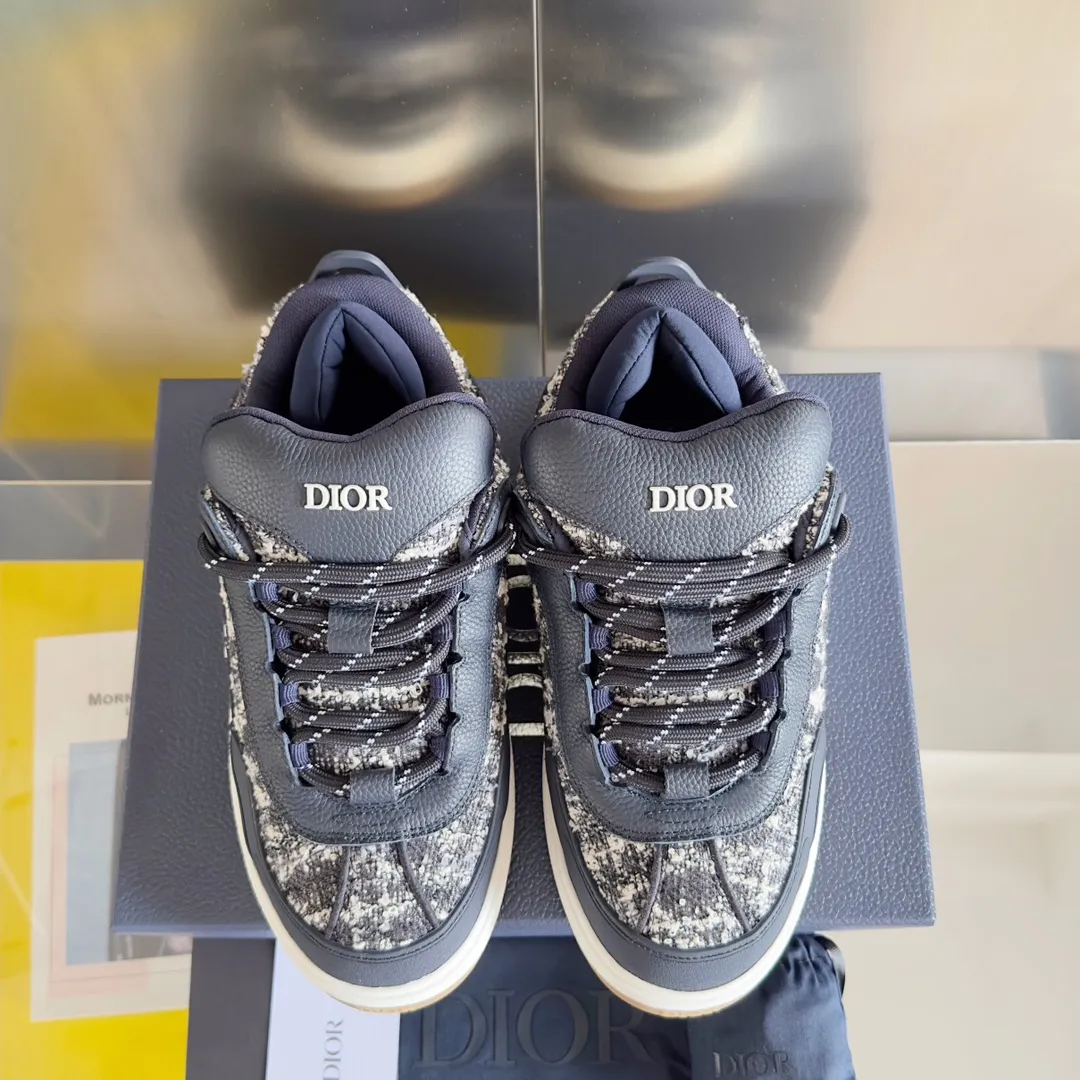 [DIOR] P: 820💰 Men's 39-44. (Male 38. 45. Customized) Dior Dior B9S series top version bread shoes casual sports shoes skate shoes original purchase development and production This new B9S skateboard sneakers are inspired by skateboarding and Dior's high-order spirit. Crafted from navy blue cotton tweed, the classic cannage pattern is reinterpreted with grained calfskin details in homage to Dior's savoir-faire. Padded tongue and technical fabric leg provide ideal comfort. Iconic details abound throughout the design, such as the Dior signature on the heel and tongue, cannage-patterned panels, and the rubber Dior Charm signature on the side inspired by the Dior logo. The rubber soles engraved with Oblique printing with a gradient effect are more refined and can add a high-end temperament to various looks. Exquisite packaging at the delivery counter🛍📦 ▪️Fabric: Original customized first-layer cowhide + tweed ▪️Inner lining: Customized breathable lining ▪️Outsole: Original open-molded anti-slip TPU material ▪️Sole thickness: 3.5CM.